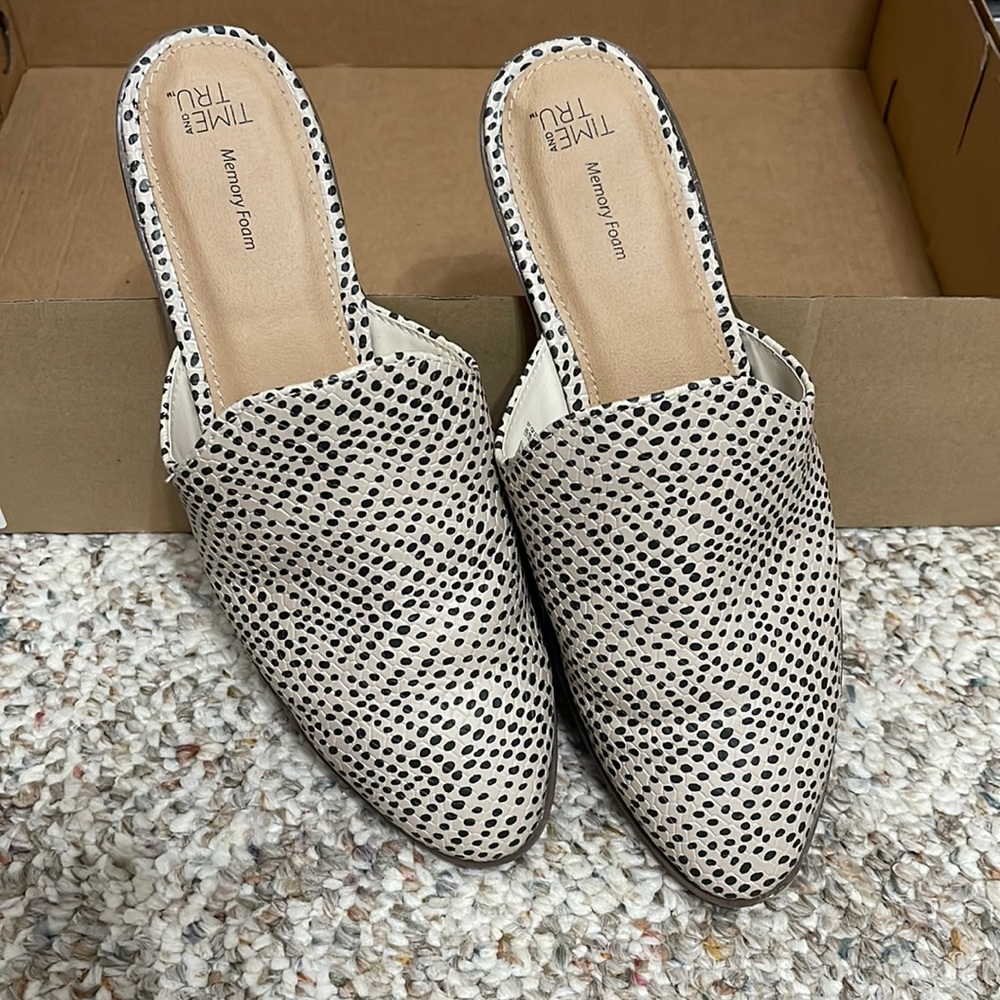 Time & Tru slip on black & white shoe